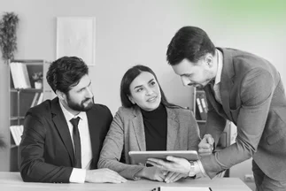 Icon for expert business consulting services and strategic advisory.