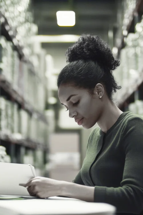 Icon for accurate Inventory Verification processes, confirming physical stock count against recorded figures for financial reporting.