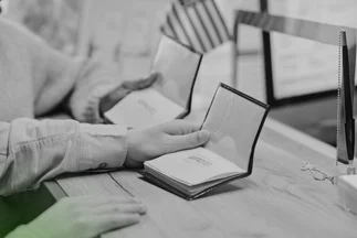 Icon representing the critical first step to Check Eligibility for the UAE Family Visa application and sponsorship.